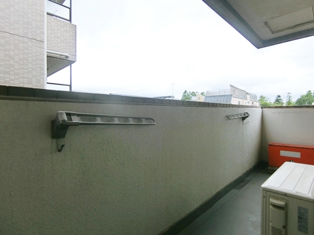 王道シンプルに彩りを 303の内観