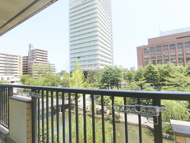 立地も空間も自然派 302の内観
