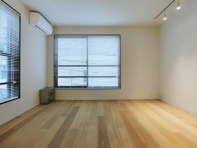 こだわりの素材感 303の内観