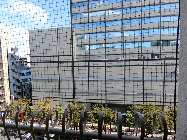 ホームバーから眺める街 802の内観