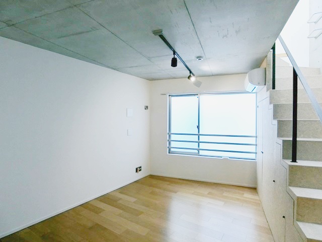 駅徒歩0秒の衝撃 301の内観