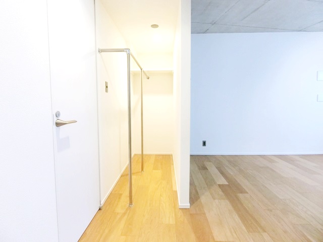 駅徒歩0秒の衝撃 301の内観