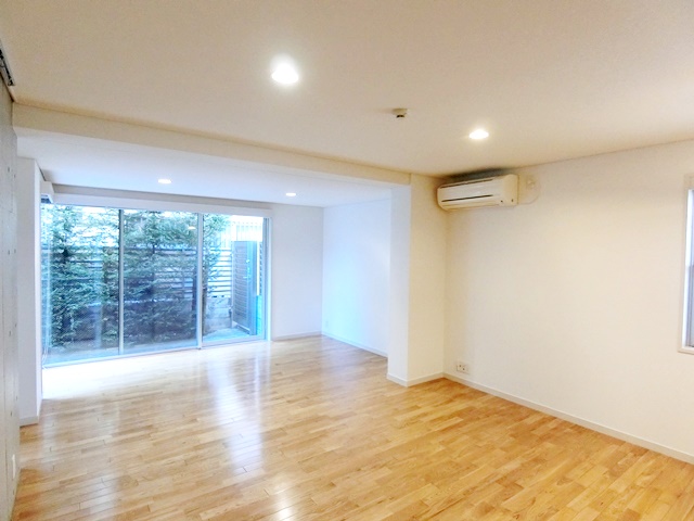 どう使うこの庭 101の内観