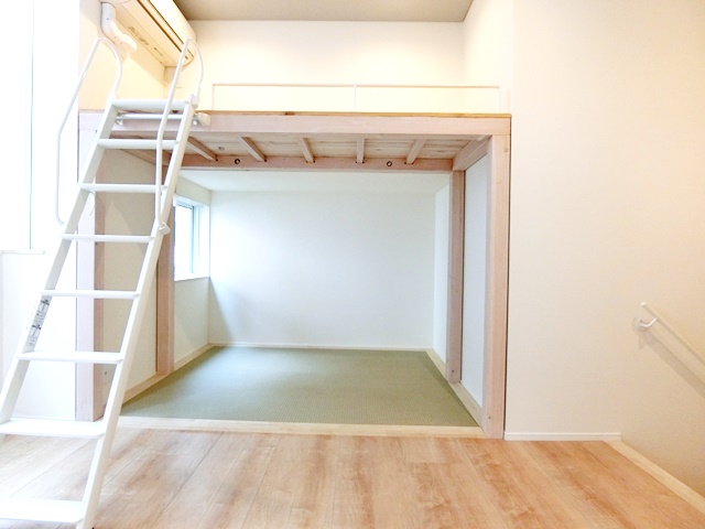 ロフトと和室が合体!? 04の内観