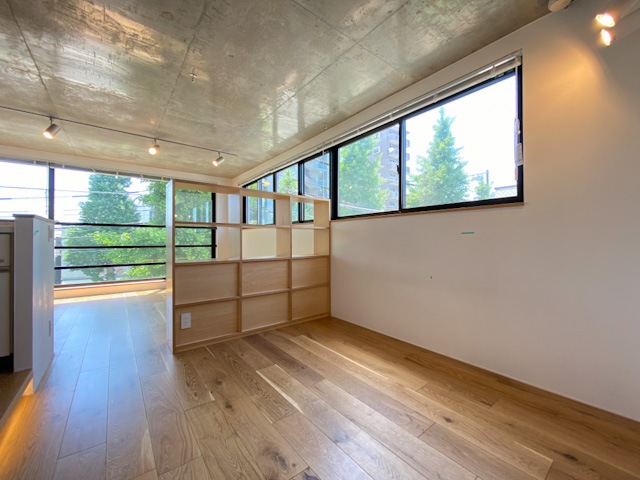 新緑の季節に 301の内観