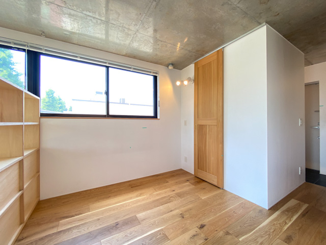 新緑の季節に 301の内観