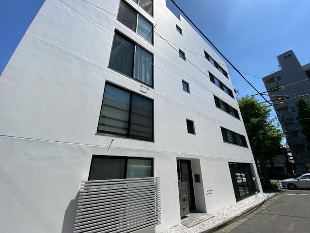 新緑の季節に 301の外観