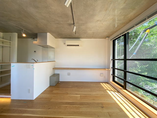 新緑の季節に 301の内観