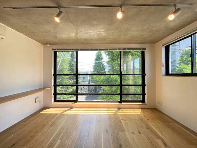 新緑の季節に 301の内観