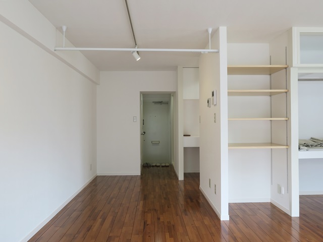 緑が見える広い部屋 603の内観
