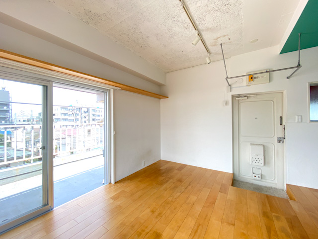 この空は僕のもの 402の内観