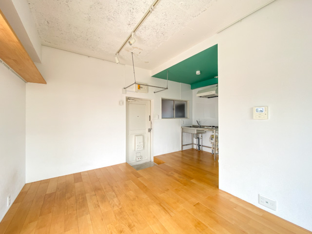 この空は僕のもの 402の内観