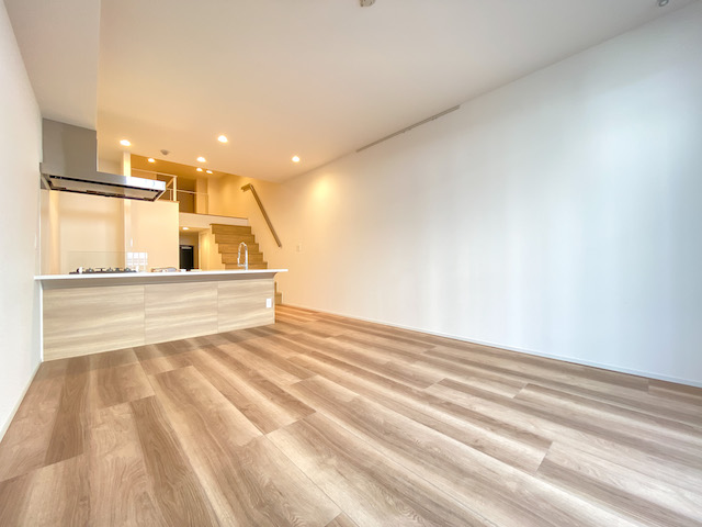 緑が似合うwood apartment 205の内観