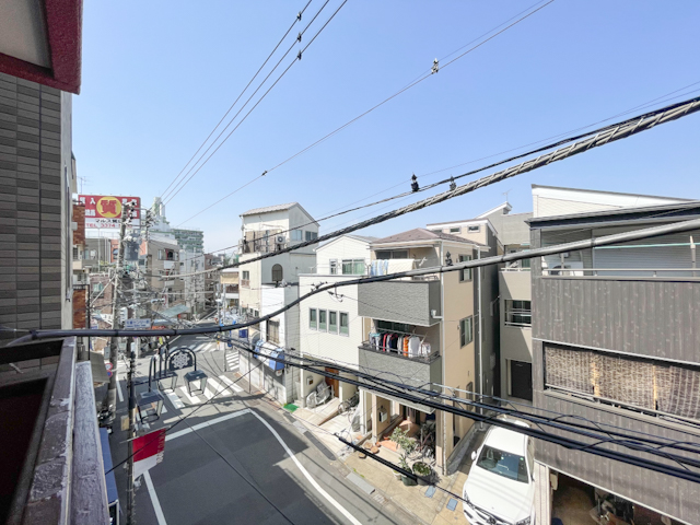 情緒溢れる商店街を抜けて 302の内観
