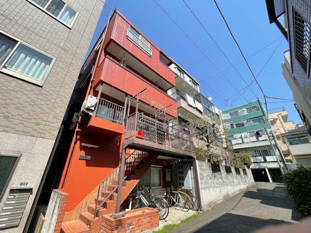情緒溢れる商店街を抜けて 302の内観