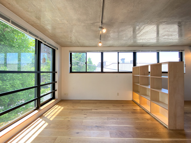 新緑の季節に 401の内観