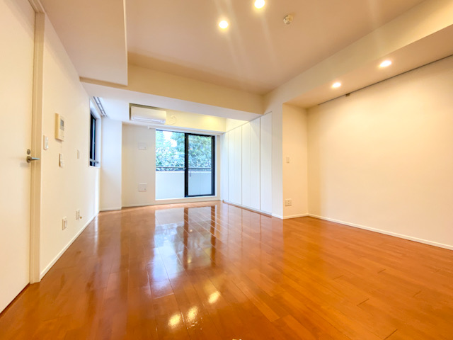 都会の静寂 405の内観