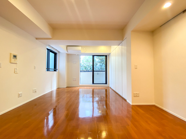 都会の静寂 405の内観