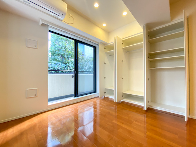 都会の静寂 405の内観