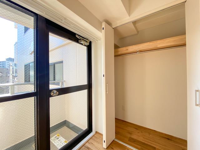 料理を並べて 501の内観