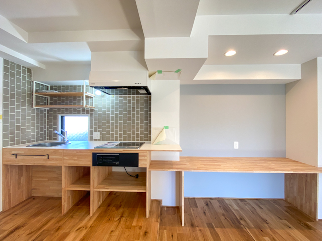 料理を並べて 501の内観