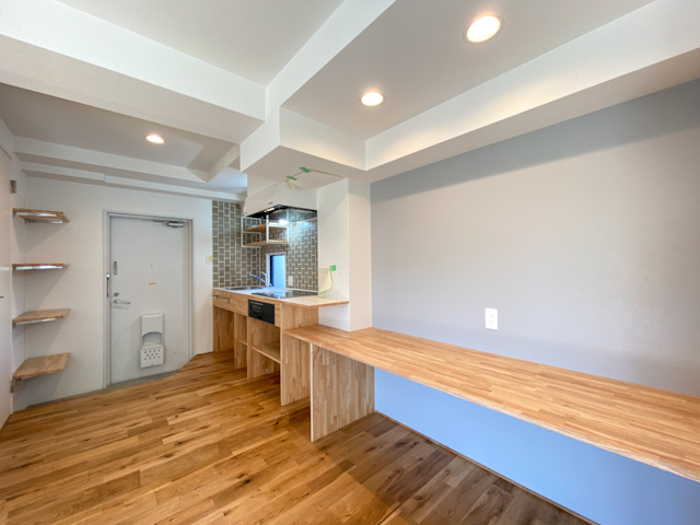 料理を並べて 501の内観