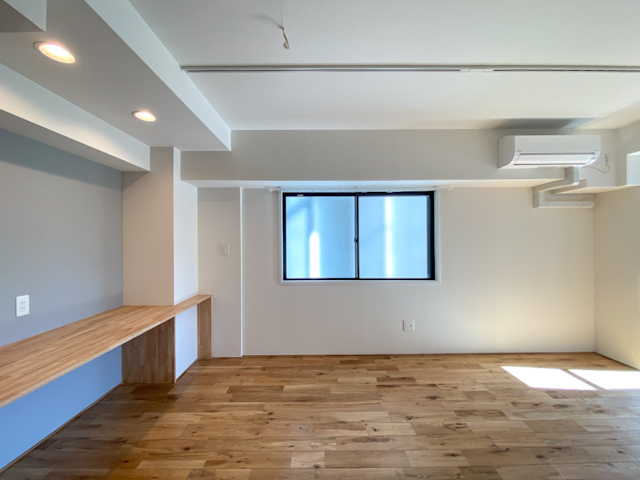 料理を並べて 501の内観