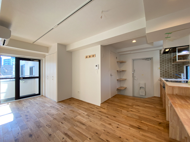 料理を並べて 501の内観