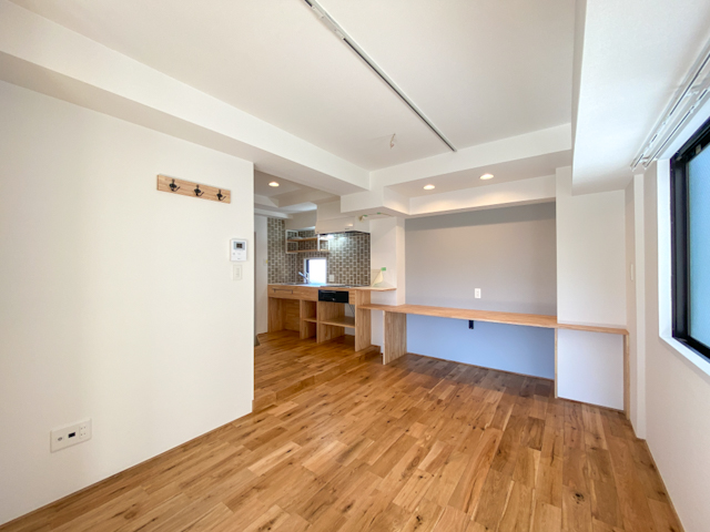 料理を並べて 501の内観