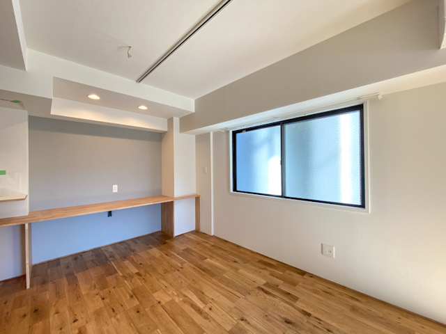 料理を並べて 501の内観