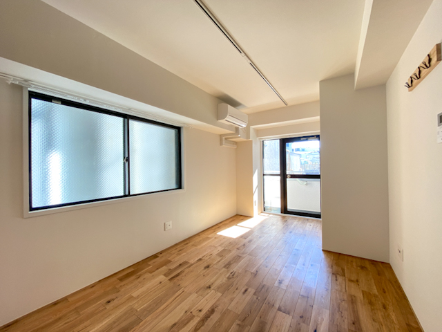 料理を並べて 501の内観