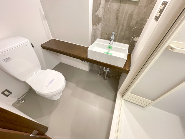 御苑でレトロモダンを 605の内観