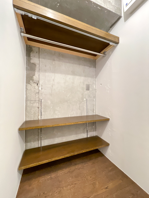 御苑でレトロモダンを 605の内観