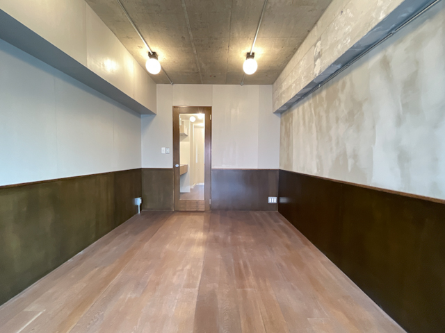 御苑でレトロモダンを 605の内観