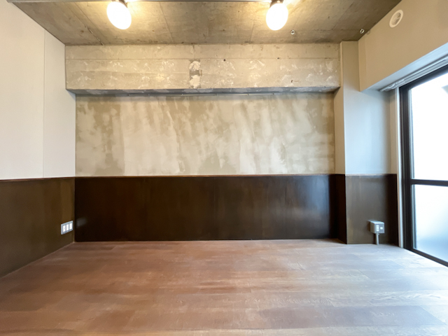 御苑でレトロモダンを 605の内観