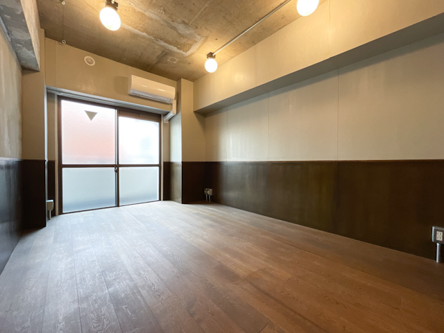 御苑でレトロモダンを 605の内観