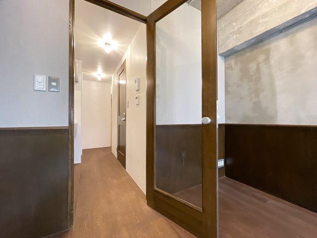 御苑でレトロモダンを 605の内観