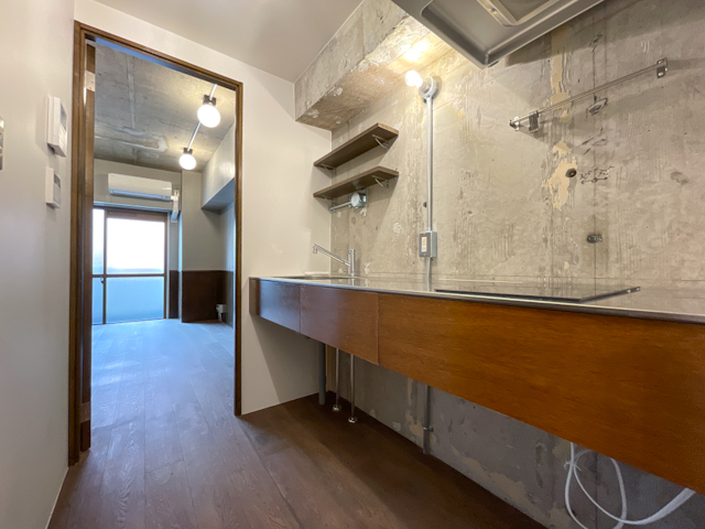 御苑でレトロモダンを 605の内観