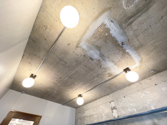 御苑でレトロモダンを 605の内観