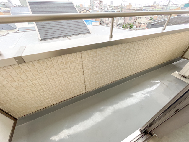 ブラックホワイト 302の内観