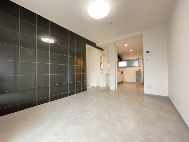 ブラックホワイト 302の内観