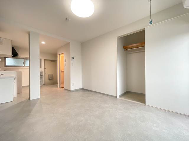 ブラックホワイト 302の内観