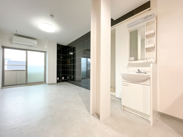 ブラックホワイト 302の内観