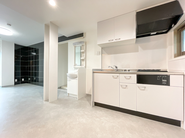 ブラックホワイト 302の内観