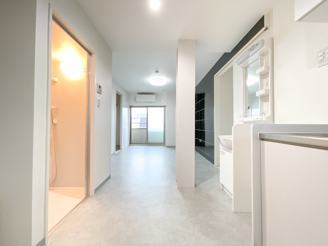 ブラックホワイト 302の内観