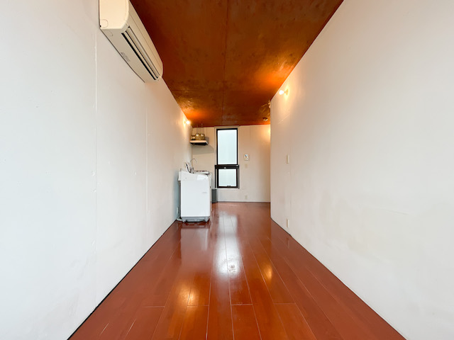 曲がって登って 202の内観