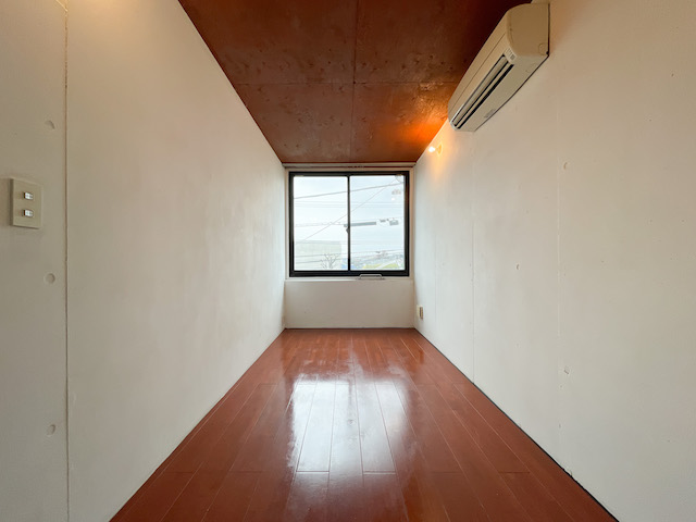 曲がって登って 202の内観