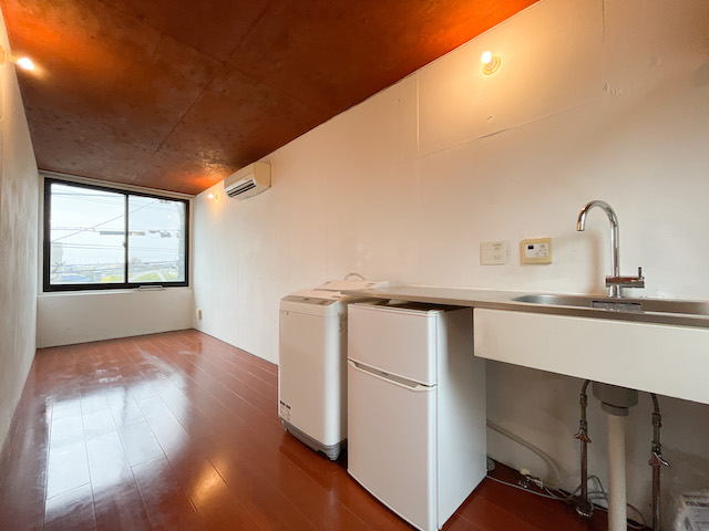 曲がって登って 202の内観