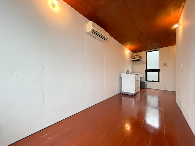 曲がって登って 202の内観