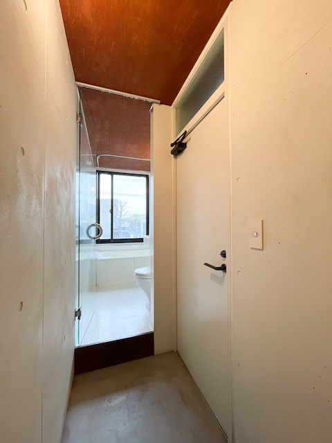 曲がって登って 202の内観